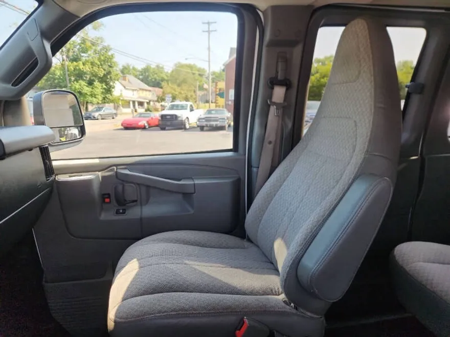 2017 Chevrolet Express LT 3500 photo 1