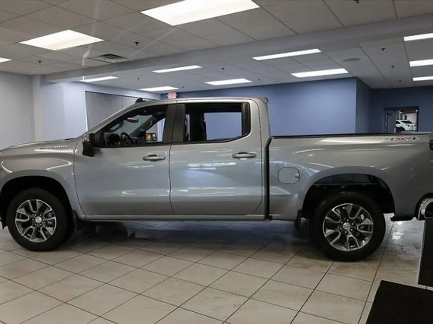 2026 Chevrolet Silverado 1500 LT photo 1