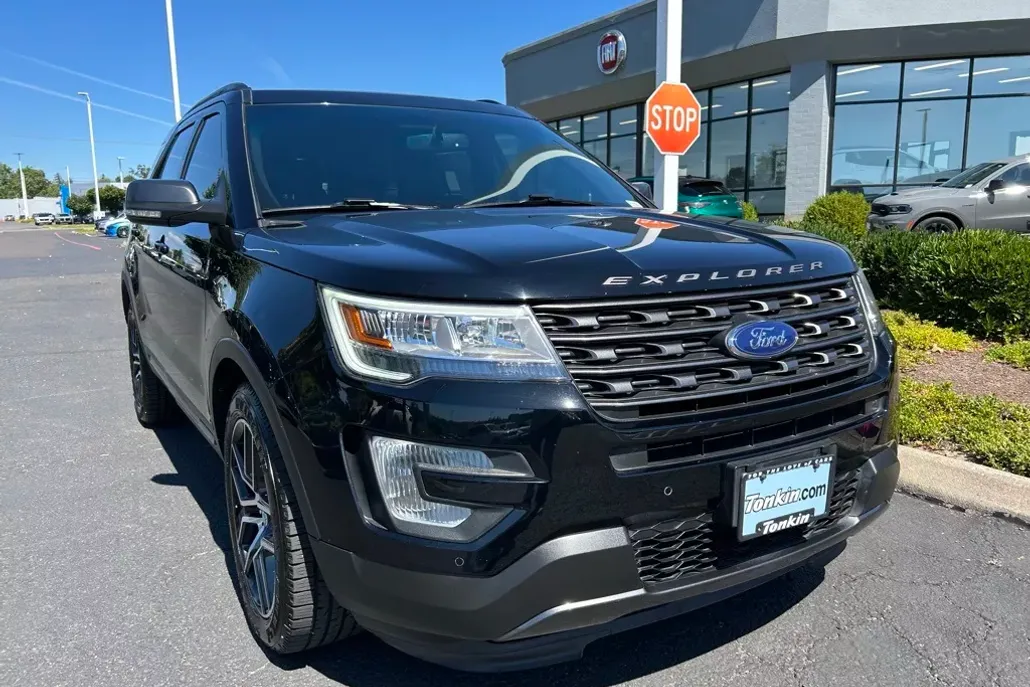 2017 Ford Explorer XLT photo 1