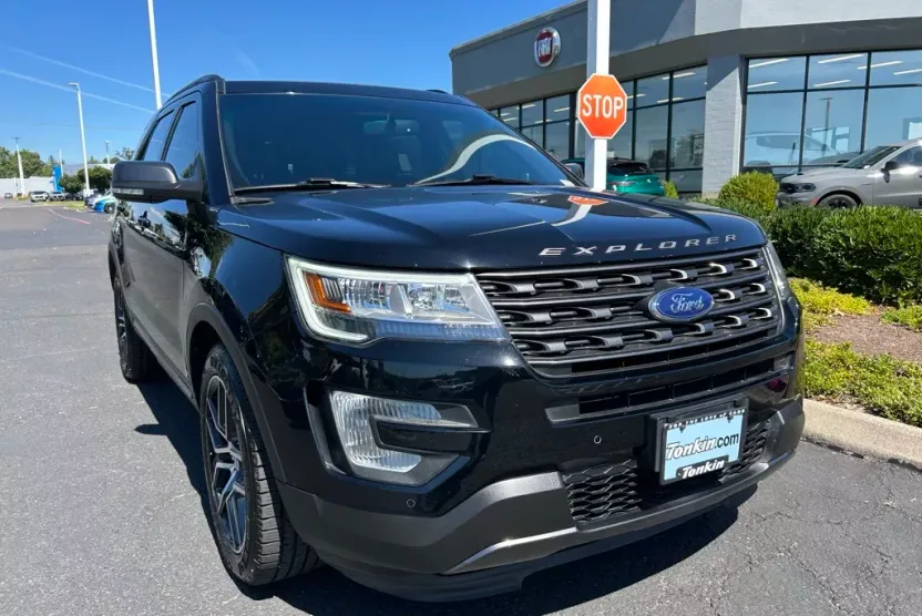 2017 Ford Explorer XLT photo 1