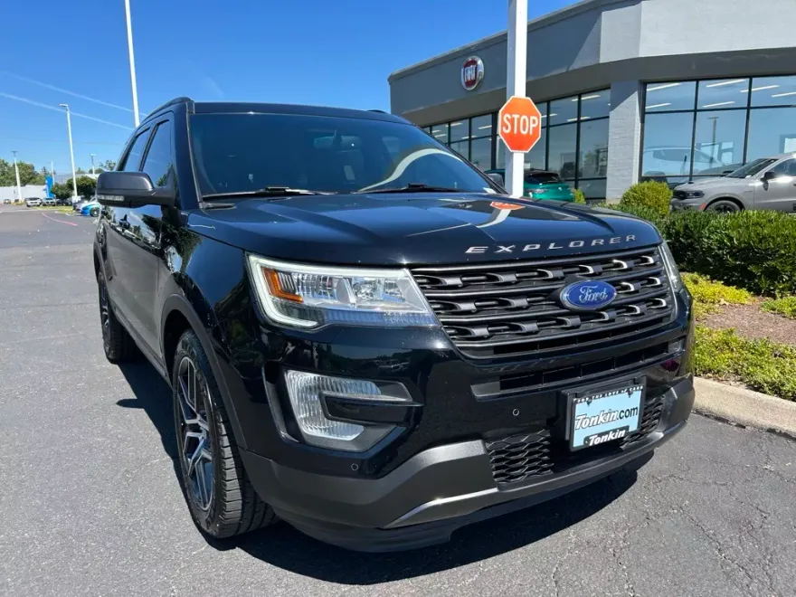 2017 Ford Explorer XLT photo 1