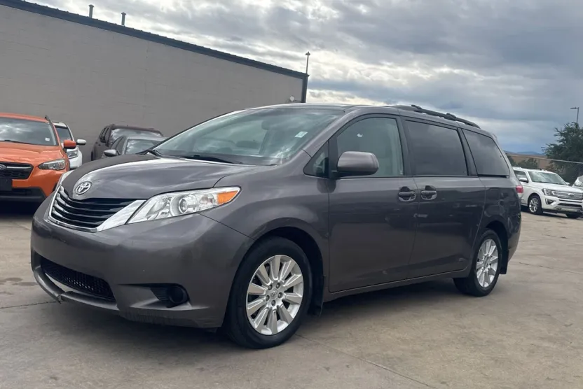 2012 Toyota Sienna LE photo 1