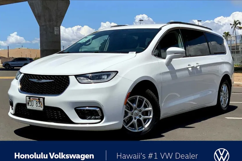 2022 Chrysler Pacifica Touring L photo 1