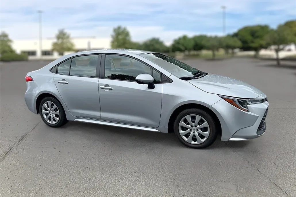 2020 Toyota Corolla LE photo 1