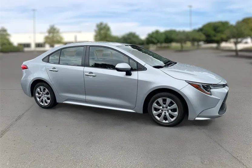 2020 Toyota Corolla LE photo 1