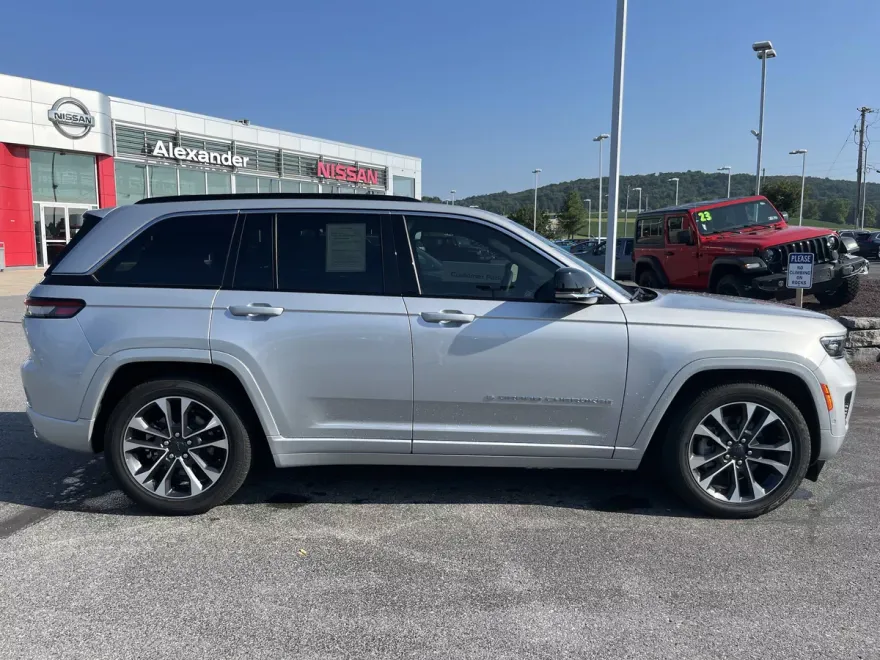 2024 Jeep Cherokee Overland 4xe photo 1