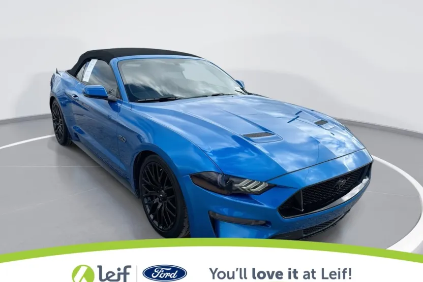 2017 Ford Mustang V6 Convertible photo 1