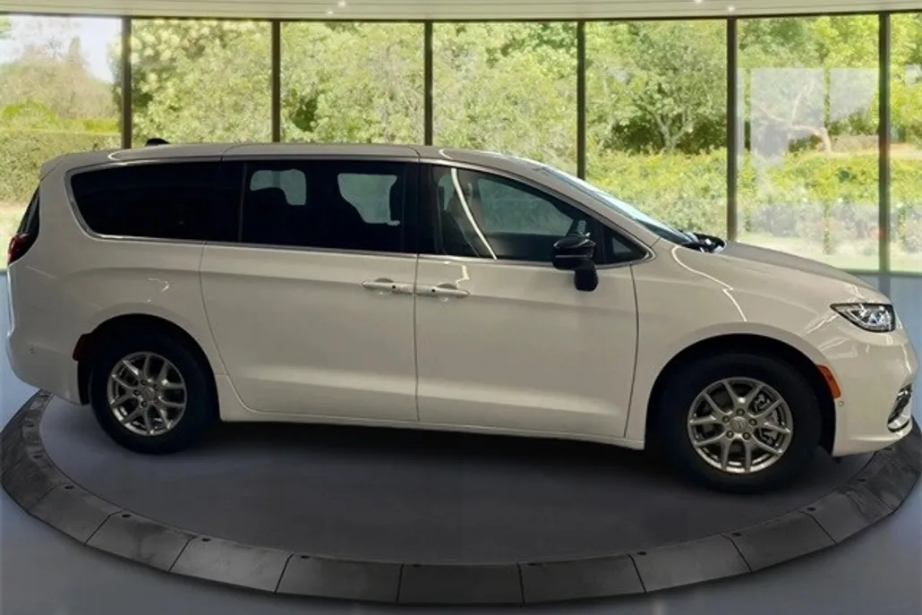 2025 Chrysler Pacifica photo 1