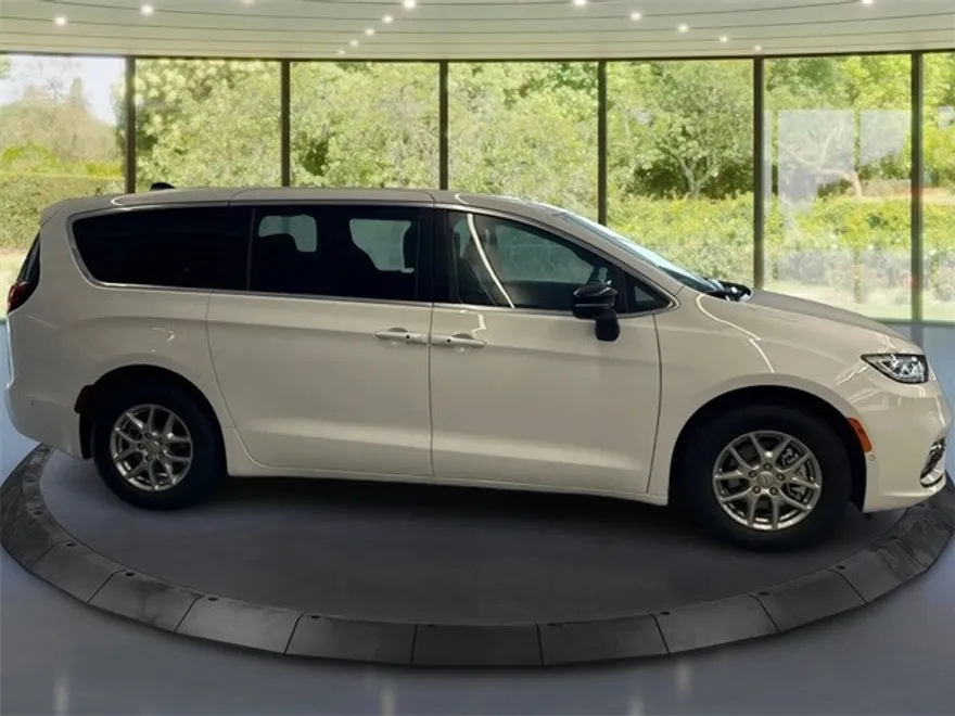 2025 Chrysler Pacifica photo 1