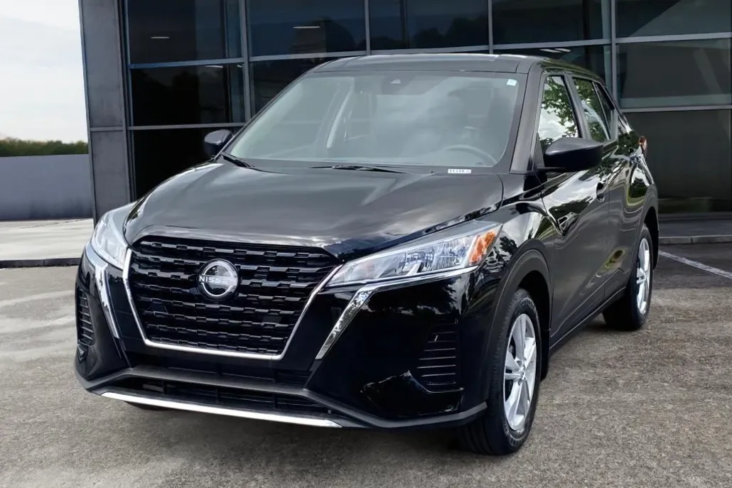 2025 Nissan Kicks Play S photo 1