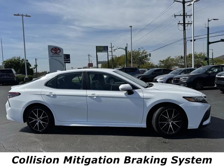 2024 Toyota Camry SE photo 1