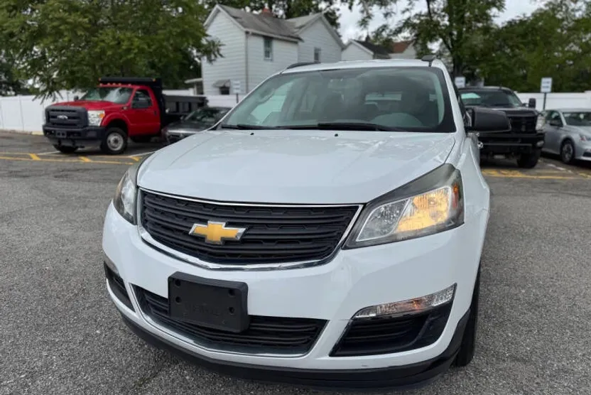 2017 Chevrolet Traverse LS photo 1