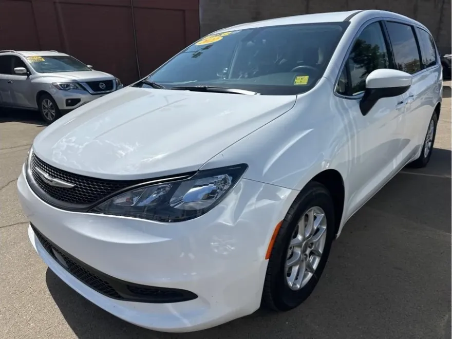 2022 Chrysler Voyager LX photo 1