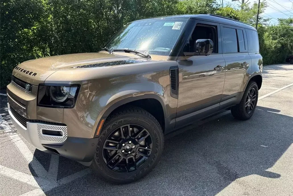 2025 Land Rover Defender 110 S photo 1