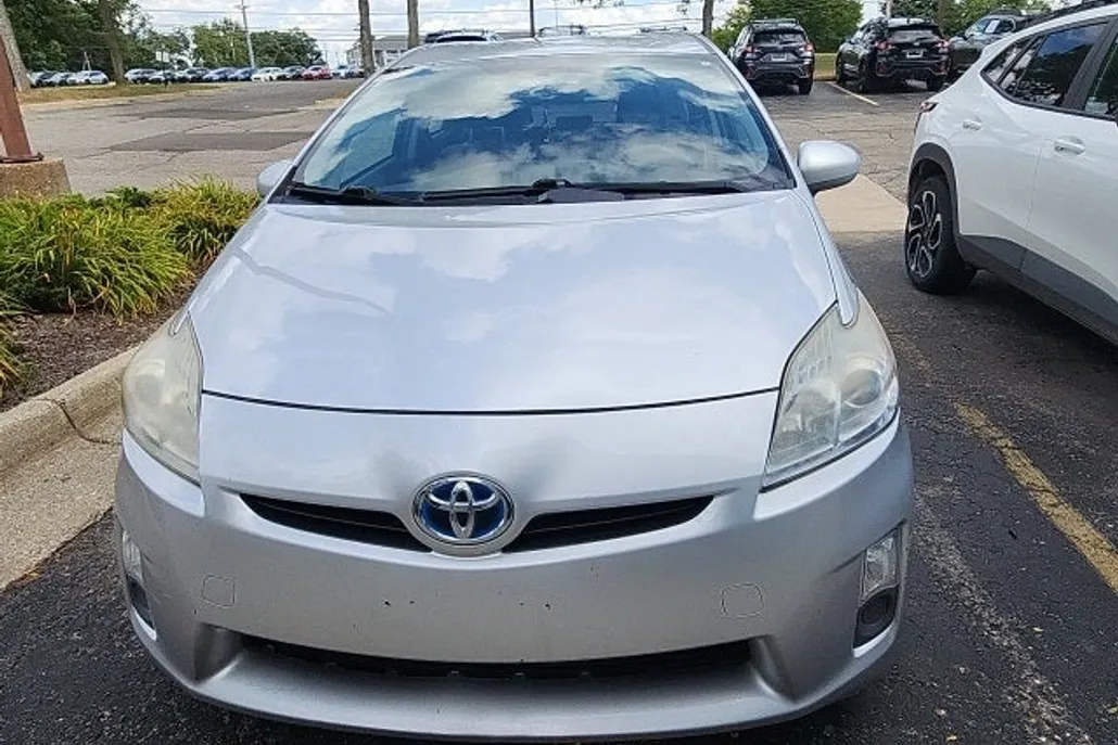 2010 Toyota Prius Three photo 1