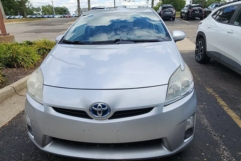 2010 Toyota Prius Three photo 1