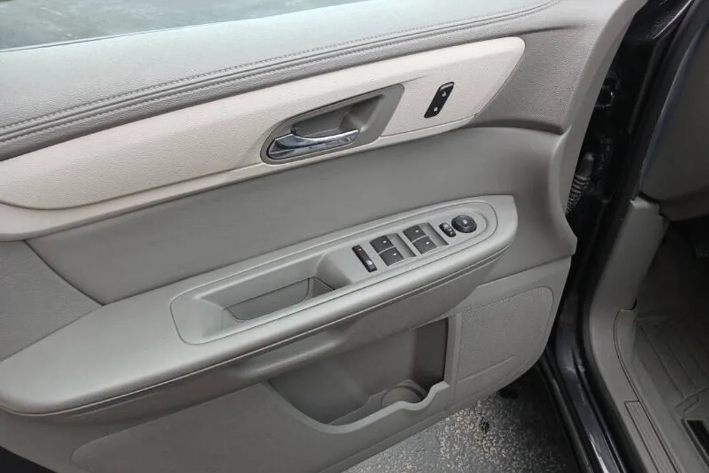 2016 Chevrolet Traverse 1LT photo 1