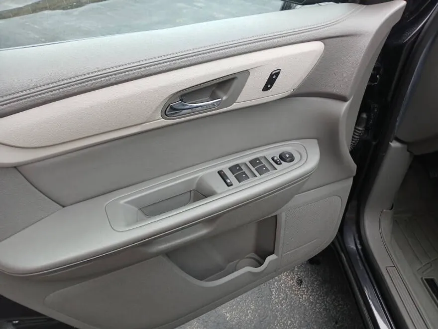 2016 Chevrolet Traverse 1LT photo 1