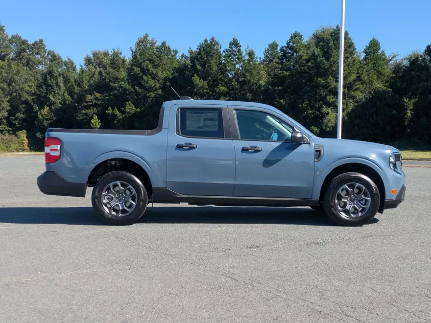 2025 Ford Maverick XLT photo 1