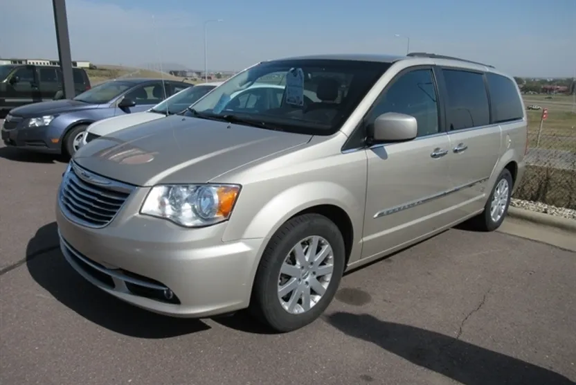 2016 Chrysler Town & Country Touring photo 1
