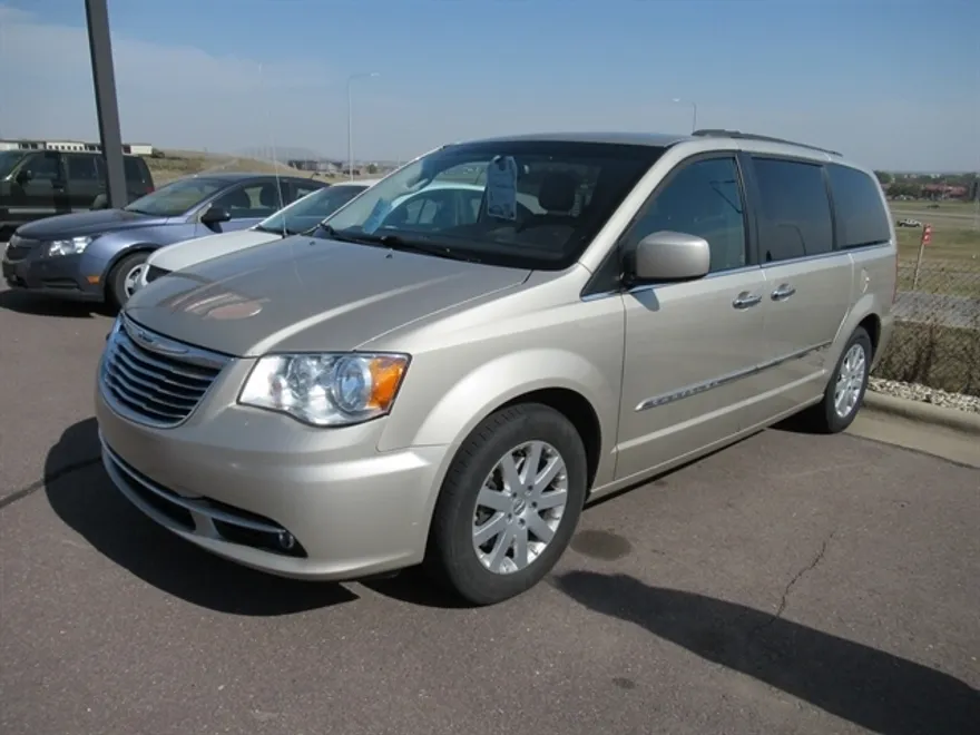 2016 Chrysler Town & Country Touring photo 1
