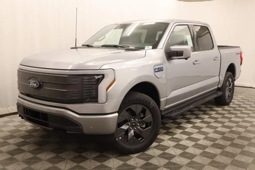 2025 Ford F-150 Lightning Lariat photo 1