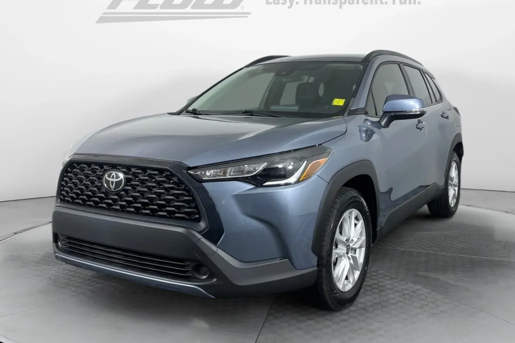 2022 Toyota Corolla Cross LE photo 1