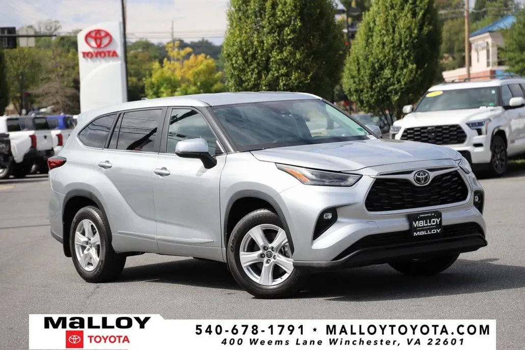 2023 Toyota Highlander LE photo 1