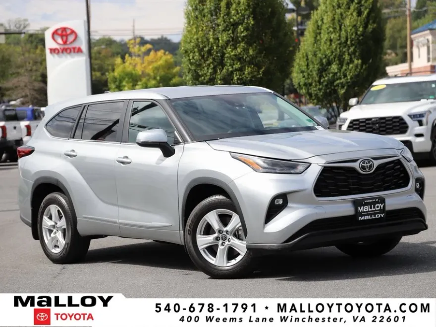 2023 Toyota Highlander LE photo 1