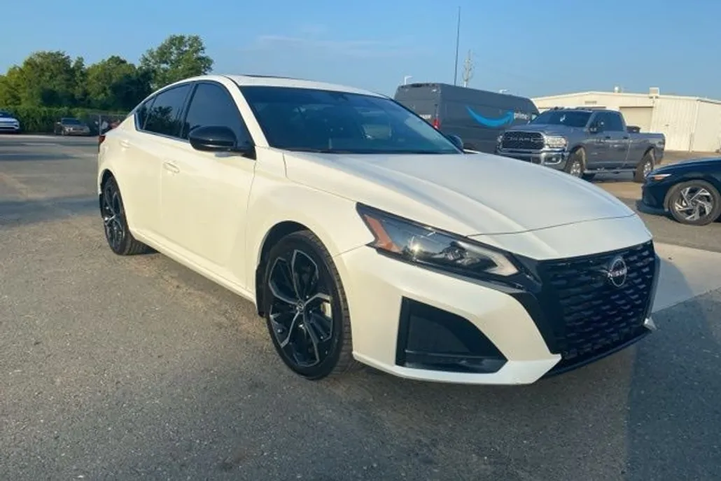 2023 Nissan Altima 2.5 SR photo 1