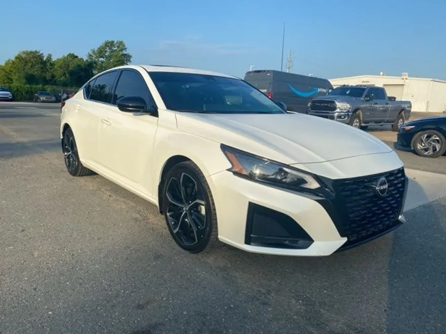 2023 Nissan Altima 2.5 SR photo 1