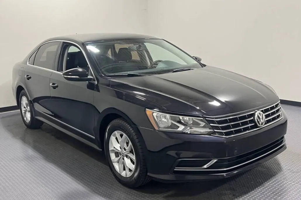 2017 Volkswagen Passat S photo 1