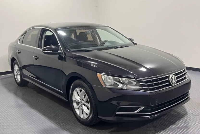 2017 Volkswagen Passat S photo 1