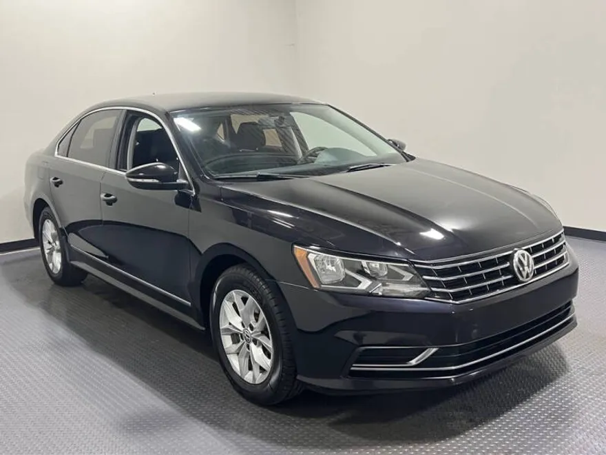 2017 Volkswagen Passat S photo 1