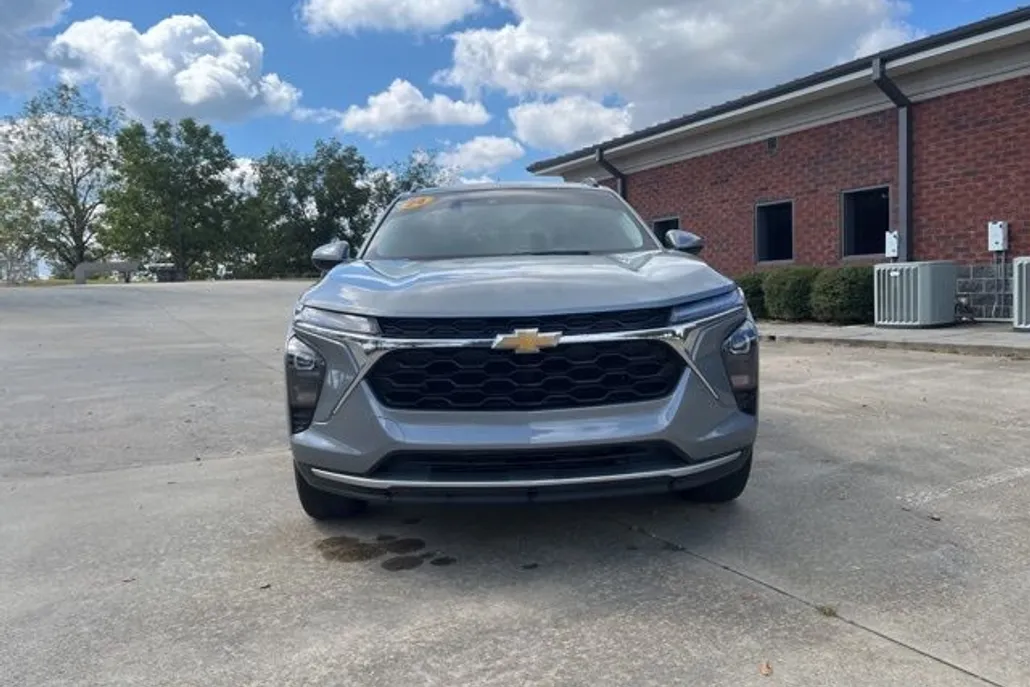 2024 Chevrolet Trax LT photo 1