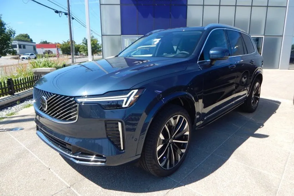 2026 Volvo XC90 B5 photo 1