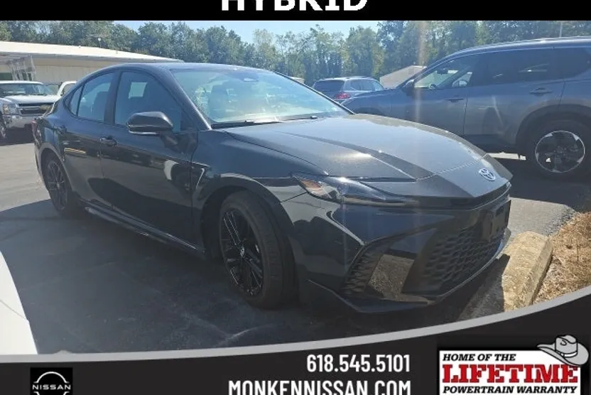 2025 Toyota Camry SE Hybrid photo 1