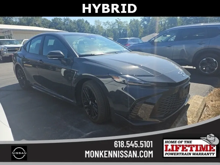 2025 Toyota Camry SE Hybrid photo 1