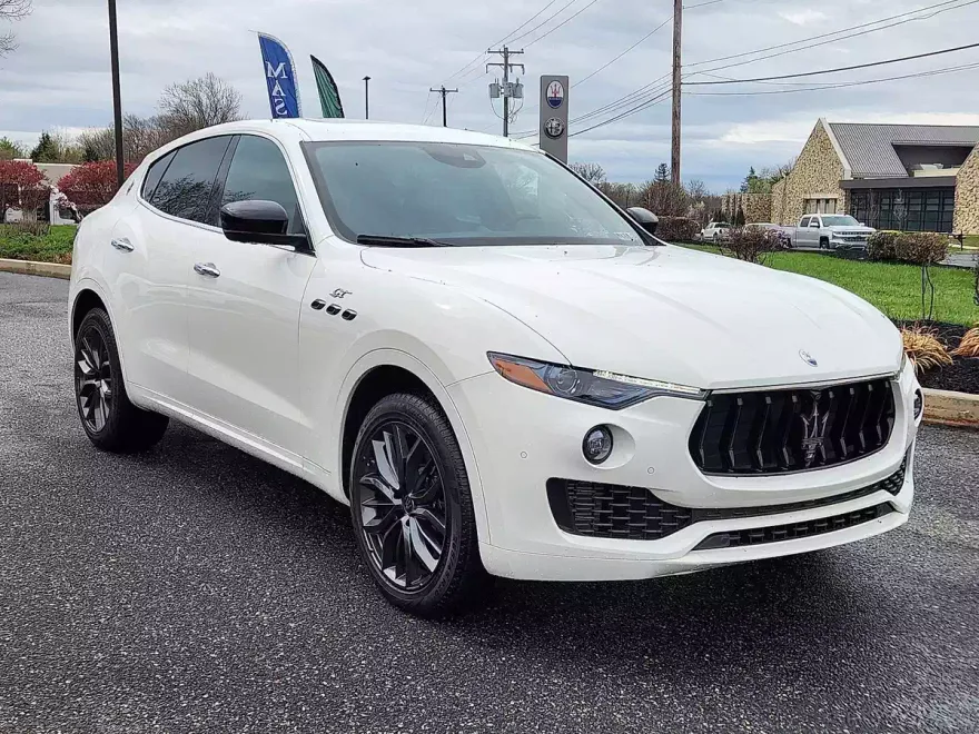 2024 Maserati Levante GT photo 2