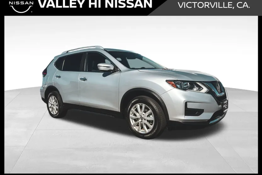 2017 Nissan Rogue SV photo 1