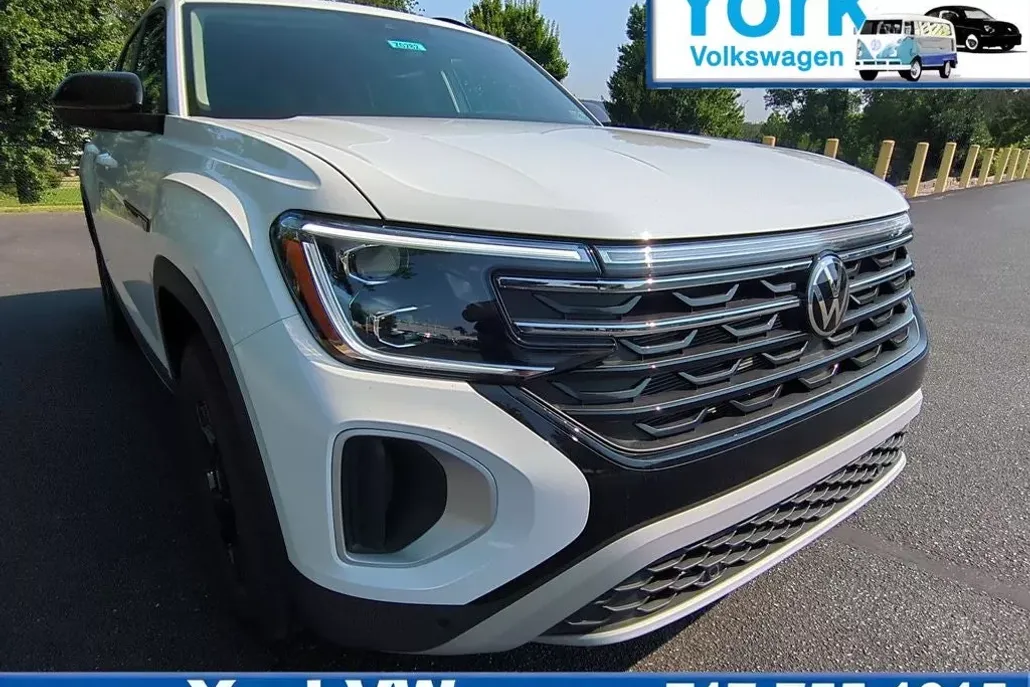 2025 Volkswagen Atlas SE Technology Peak Edition photo 1