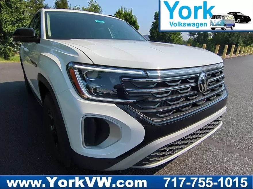 2025 Volkswagen Atlas SE Technology Peak Edition photo 1