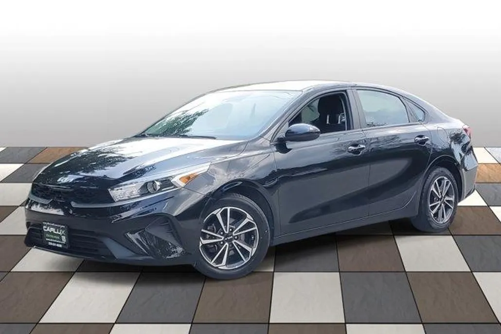 2023 Kia Forte LXS photo 1