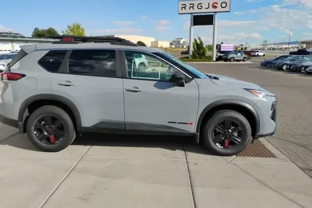 2025 Nissan Rogue SV photo 1