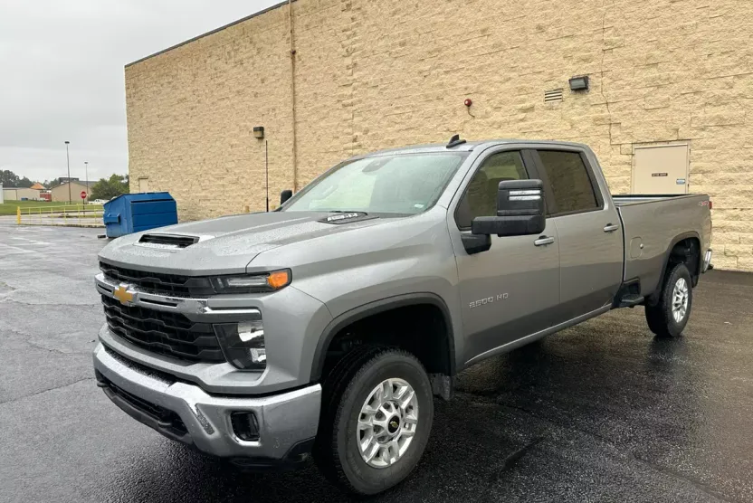 2025 Chevrolet Silverado LT photo 1
