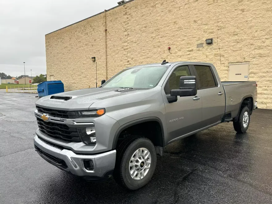 2025 Chevrolet Silverado LT photo 1