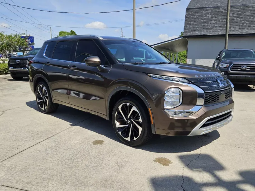 2022 Mitsubishi Outlander SEL photo 1