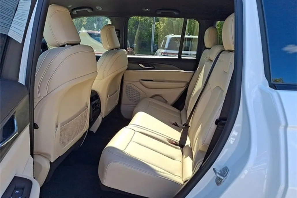 2024 Jeep Grand Cherokee Limited photo 1