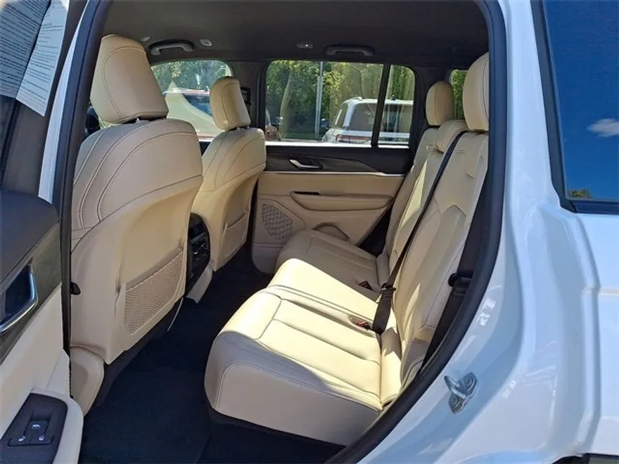 2024 Jeep Grand Cherokee Limited photo 1