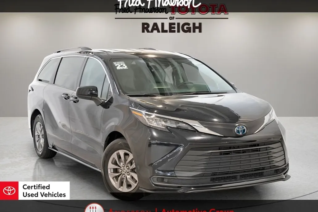 2023 Toyota Sienna LE photo 1